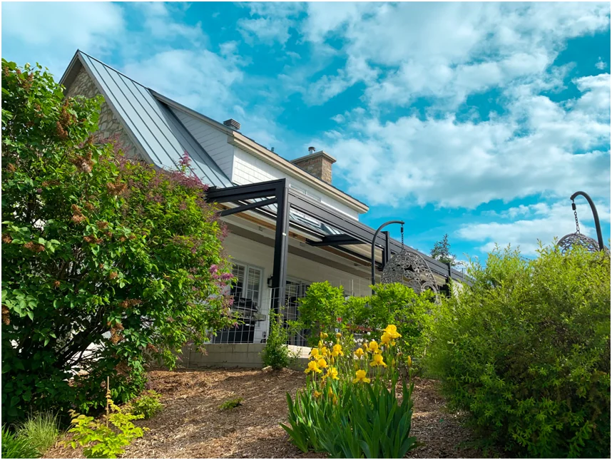 Pergola à toit rtractable pour une maison