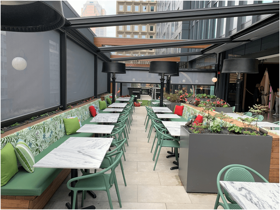 Pergola rétractable Capriccio installée sur la terrasse d'un restaurant à Montréal.